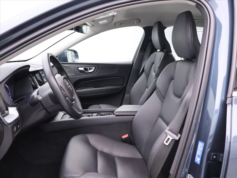 Volvo XC60 2,0 145 kW D4 AWD Momentum - fotka 12 z 31