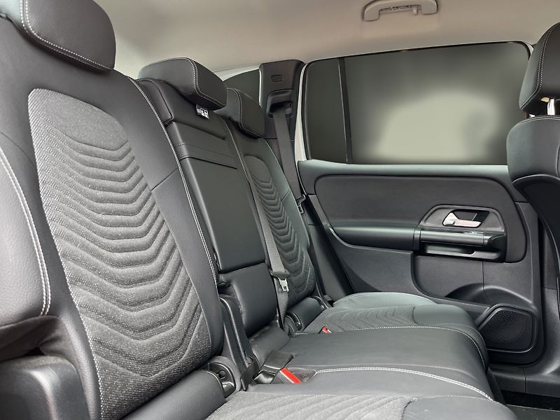 Mercedes-Benz GLB 220 4MATIC Style - fotka 20 z 21