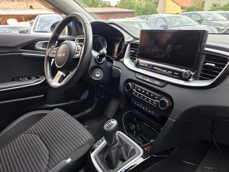 Kia Ceed 1.5-1.MAJ-NAVI-V ZÁRUCE-KAMERA - fotka 3 z 11