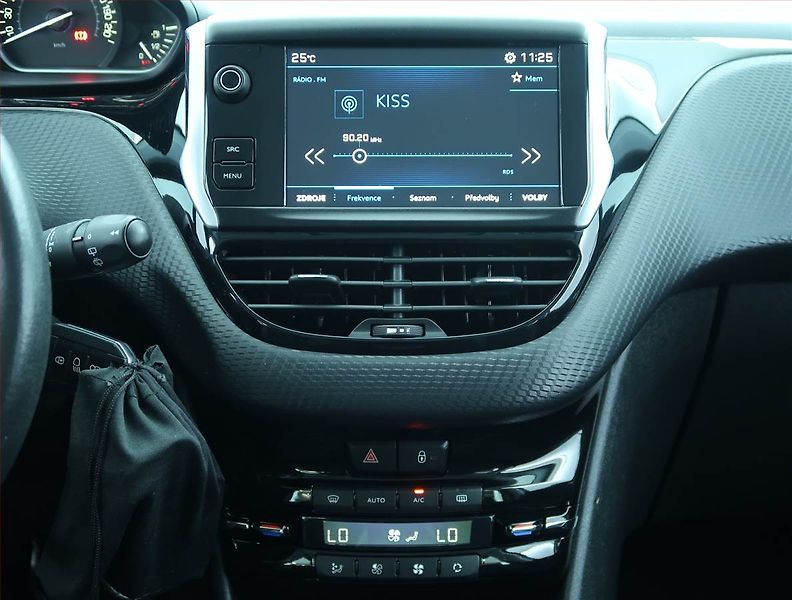 Peugeot 2008 (2018) Active Pack 1.2 PureTech - fotka 12 z 18