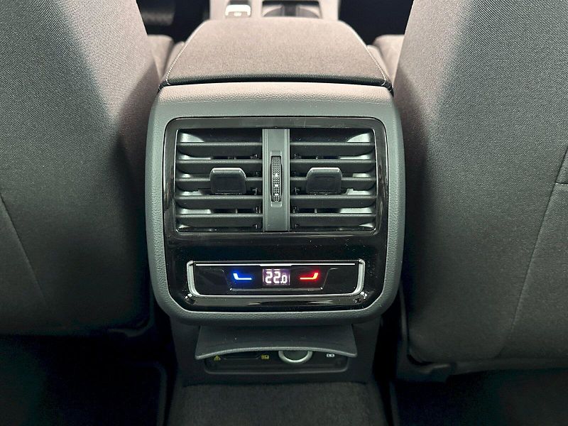 Volkswagen Passat (2023) Business 2.0 TSI 140kW DSG - fotka 27 z 29