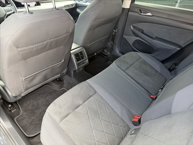 Volkswagen Golf VIII 2.0 TDI Life DSG/ACC - fotka 22 z 27