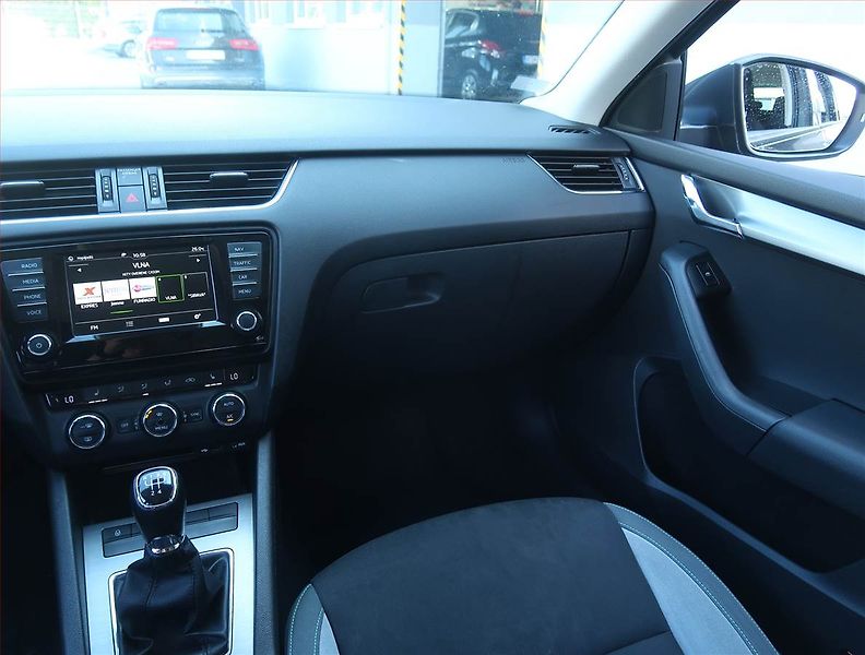Škoda Octavia (2016) 1.6 TDI, Navi, Tempomat - fotka 8 z 17