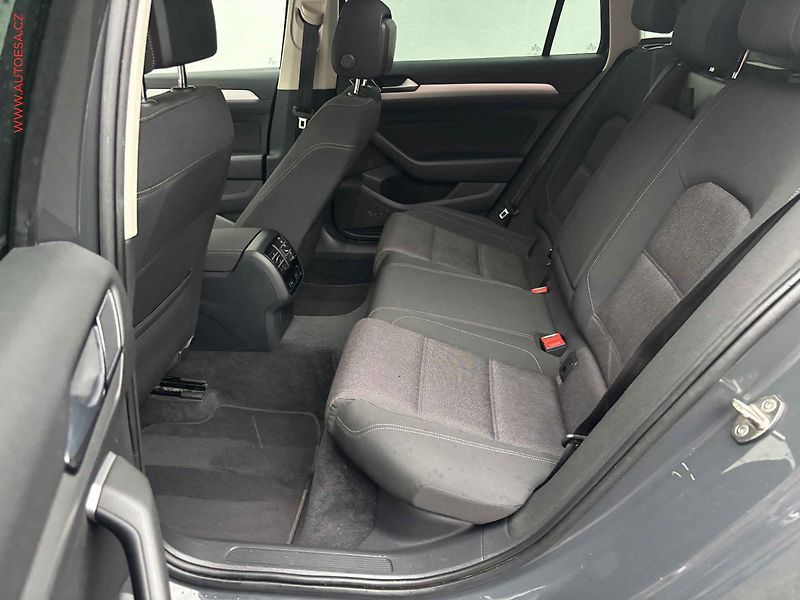 Volkswagen Passat (2017) 2.0 TDi, Navi, AC - fotka 10 z 17