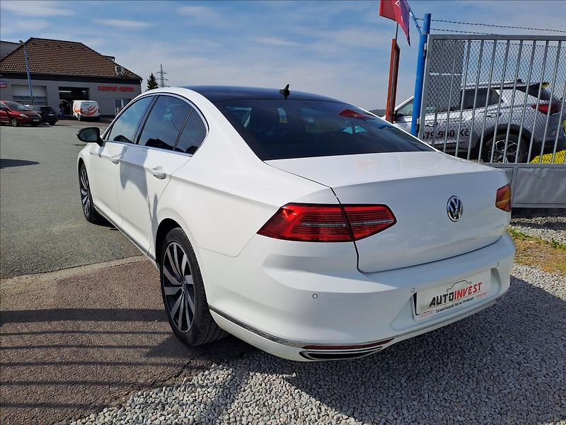 Volkswagen Passat 2,0 TSI 162 kW - fotka 4 z 17