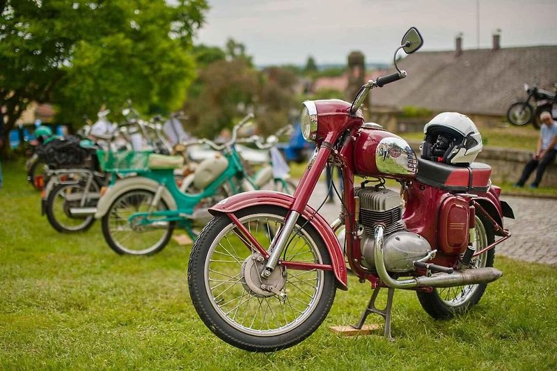 Déšť je nezastavil. Do Holovous dorazilo rekordních 180 historických vozidel.