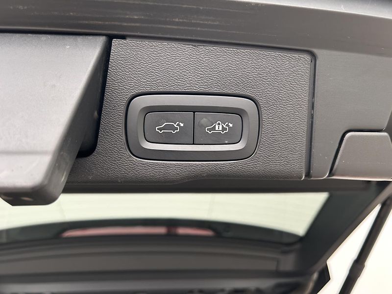 Volvo XC60 2.0  B4 4x4 PLUS  Black - fotka 32 z 32