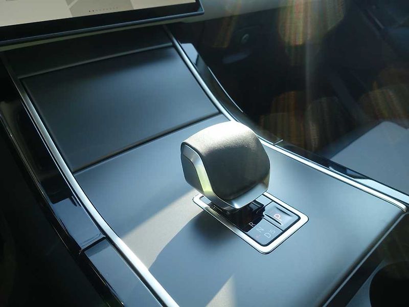 Land Rover Range Rover Velar 3,0 Dynamic SE D300 - fotka 31 z 41