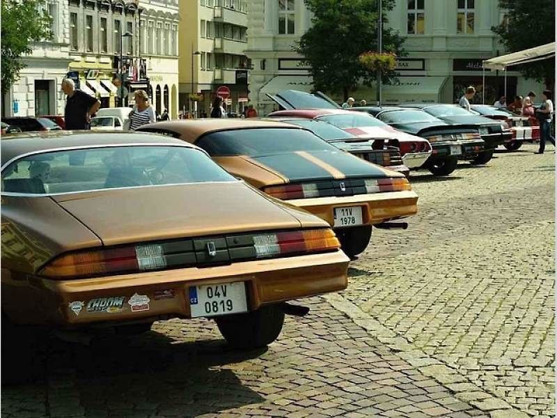 Sraz amerických vozů Chevrolet Camaro a Pontiac Firebird v Kolíně.