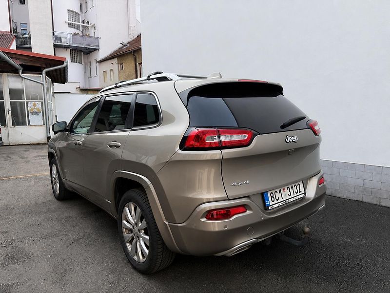Jeep Cherokee OVERLAND - fotka 4 z 10