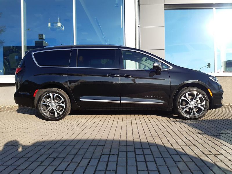 Chrysler Pacifica (2026) 3,6 V6 Pinnacle 4x4 - fotka 2 z 55