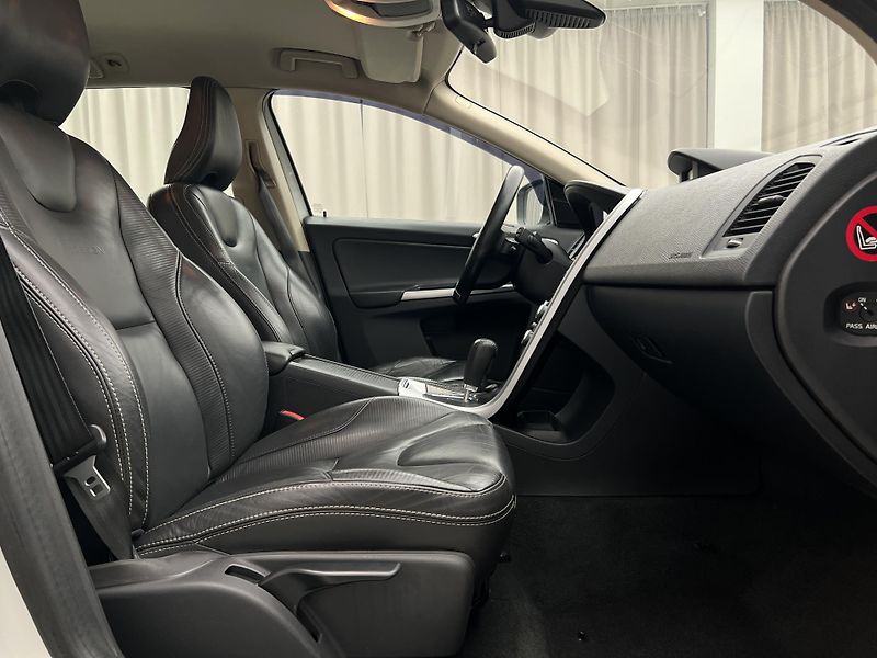 Volvo XC60 D5 AWD R-DESIGN AUT  - fotka 16 z 27
