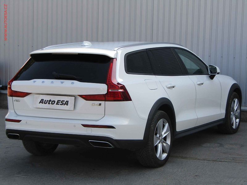 Volvo V60 (2019) 2.0 D4 4x4, Cross Country - fotka 4 z 18