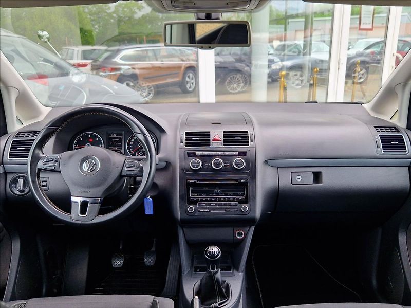 Volkswagen Touran 2,0 TDI 7MÍST VÝHŘEV KLIMA - fotka 17 z 26