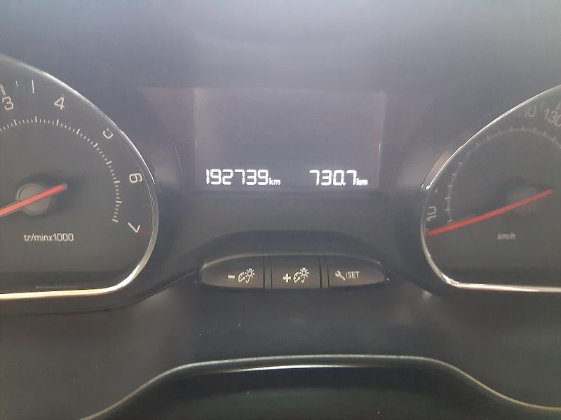 Peugeot 208 1.2 i KLIMA koup. ČR - fotka 17 z 27