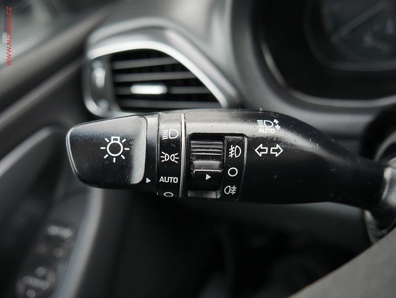 Hyundai i30 (2018) 1.4T-GDi, 2.maj,ČR, AC, park - fotka 14 z 21