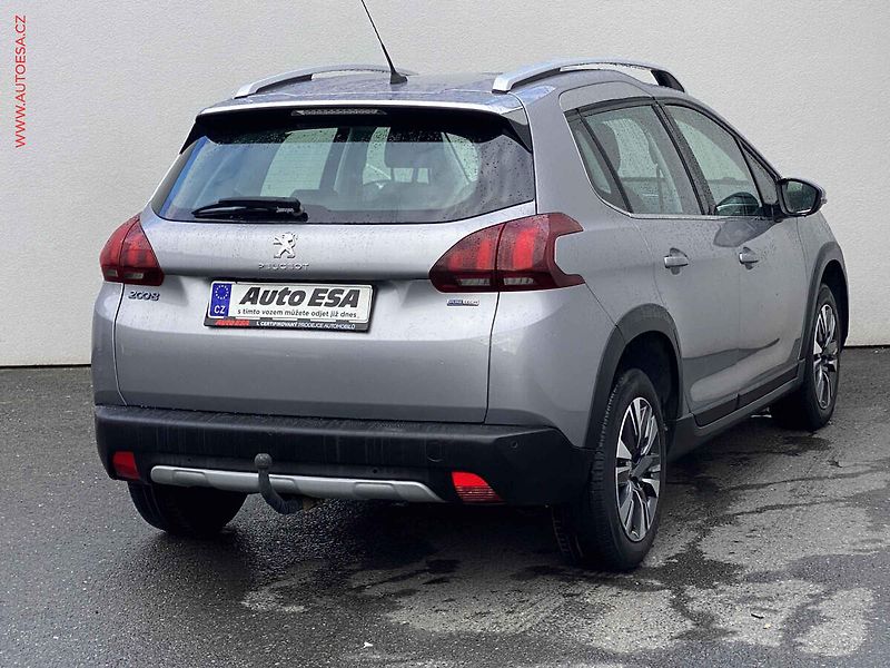 Peugeot 2008 (2017) 1.2 PT, Allure, navi, kamera - fotka 4 z 17