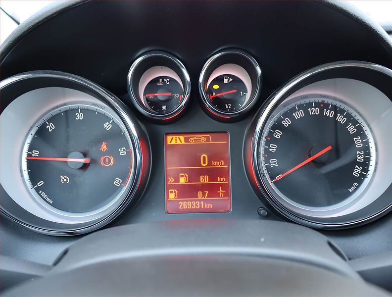 Opel Astra (2015) 2.0 CDTI, Tempomat - fotka 11 z 20