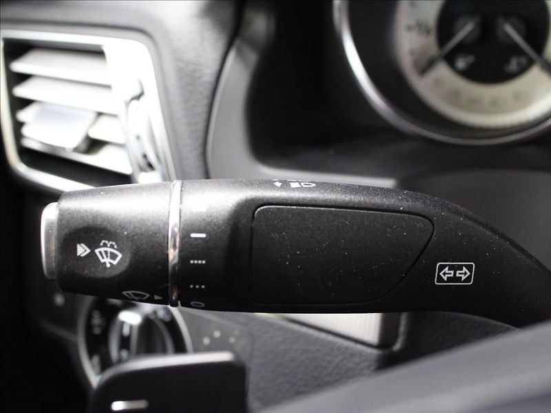 Mercedes-Benz Třídy E 2,0 Cabrio E 200 7G-tronic - fotka 19 z 32