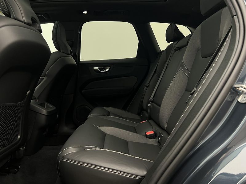 Volvo XC60 B5 AWD BLACK EDITION PLUS AUT  - fotka 6 z 43