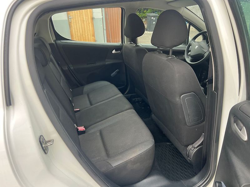 Peugeot 207 1.4 VTi - fotka 10 z 14