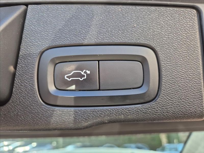 Volvo XC60 2,0 D4 AWD R-Design - fotka 12 z 18