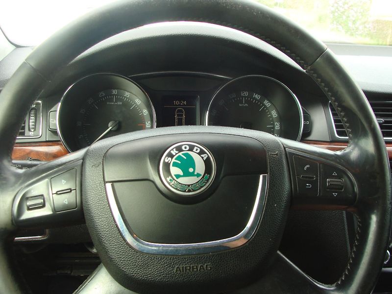 Škoda Superb 2.0 TDi, 125 kW, tažné, klima - fotka 16 z 30