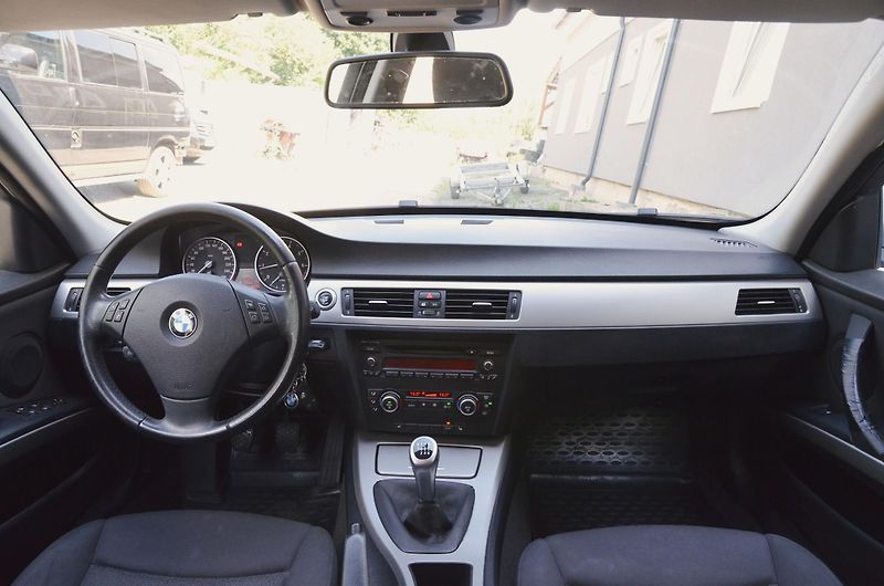 BMW Řada 3 (2008) 318i 105kW Touring / TAŽNÉ - fotka 16 z 31