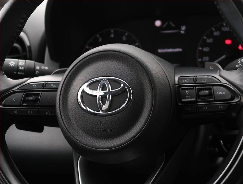 Toyota Yaris (2021) 1.5 VVT-i, Automat, Serv.kniha - fotka 20 z 20
