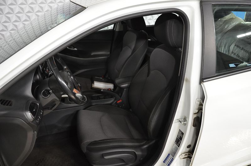 Hyundai i30 (2017) 1.4i 73kW HB - fotka 10 z 19