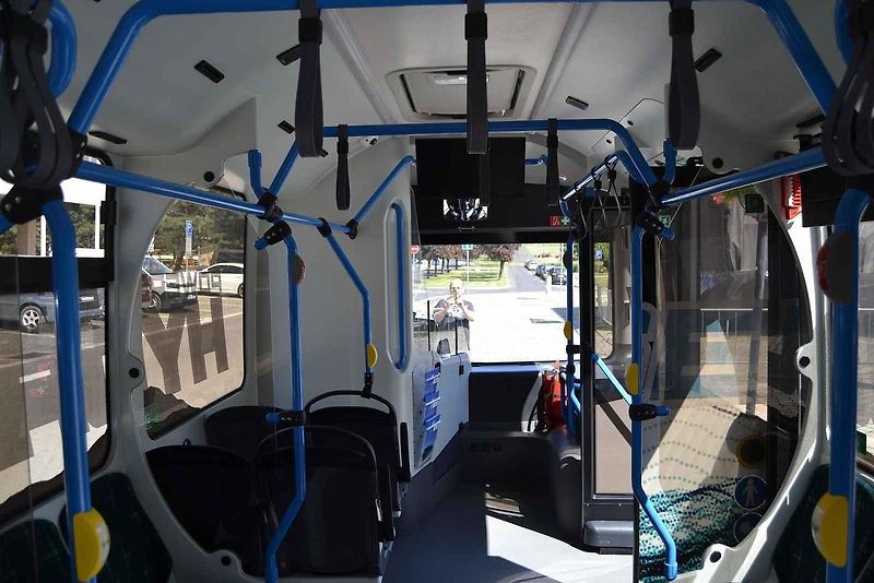Autobus na vodíkový pohon v Mostě. Pohled z přední strany.