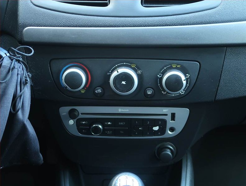 Renault Fluence (2013) 1.6 16V, po STK, plně pojízdný - fotka 12 z 14