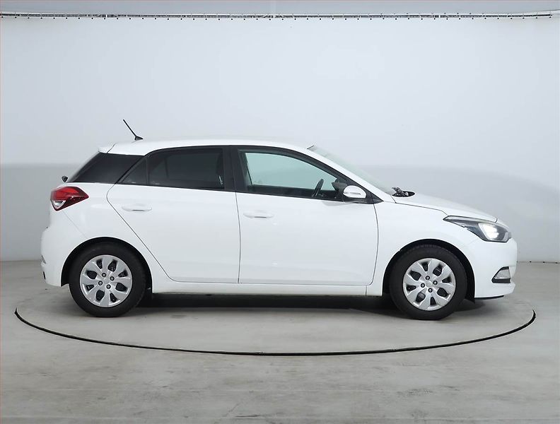 Hyundai i20 (2016) 1.2, LPG, Park. senzory - fotka 6 z 15