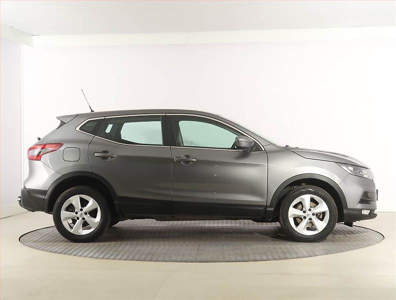 Nissan Qashqai (2019) 1.3 DIG-T, ČR,1.maj - fotka 6 z 21