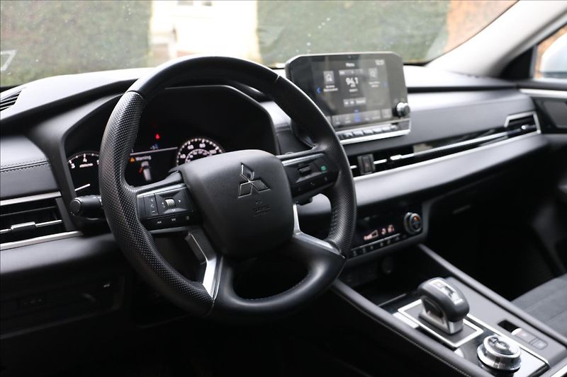Mitsubishi Outlander 2,4 7míst, intense - fotka 29 z 70