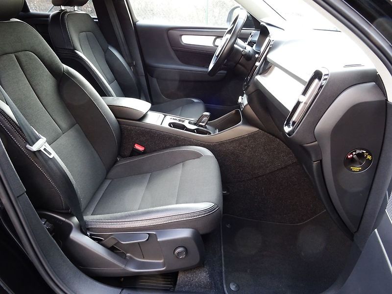 Volvo XC40 D3 A/T Virtual CarPlay Kamera - fotka 23 z 36