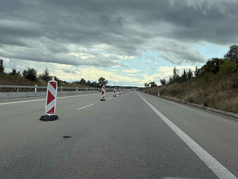 Mobilní zábrany už několik týdnů zpomalují řidiče na D3.