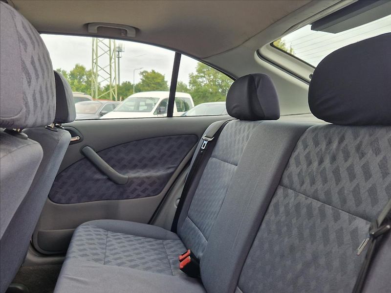 Škoda Octavia 1,8 20V 92kW KLIMA TAŽNÉ ŠÍBR - fotka 13 z 28