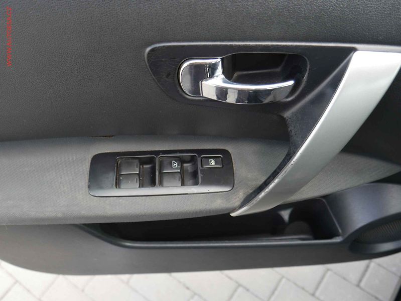 Nissan Qashqai (2009) 2.0dCi 4x4, AC, temp - fotka 11 z 19