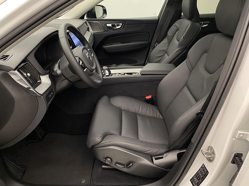 Volvo XC60 T8 AWD DARK PLUS REZERVACE - fotka 2 z 46