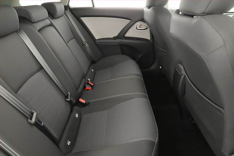 Toyota Avensis (2015) 2.0 D-4D, Navi, Tempomat - fotka 7 z 14
