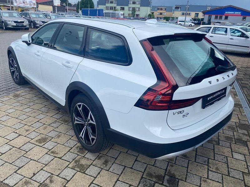 Volvo V90 (2022) 2.0 Cross Country PRO B5Hybrid - fotka 7 z 20