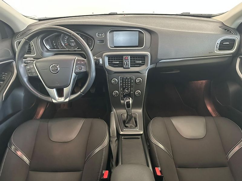 Volvo V40 2.0 D2 88kW, Full LED, NAVI - fotka 9 z 18