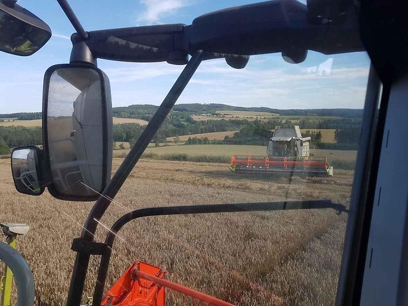 Tam a zpět, kombajnista se na poli nezastaví.
