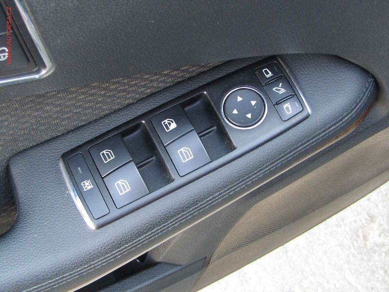 Mercedes-Benz Třídy E (2010) 3.0 CDi E 350 4Matic, ČR - fotka 11 z 24