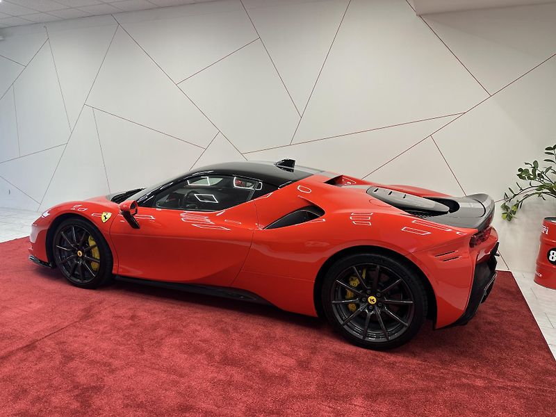 Ferrari SF90 (2023) A.F.* FULL CARBON*ZÁRUKA*TOP!  - fotka 3 z 12