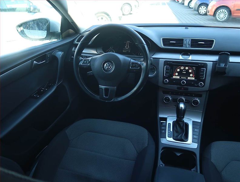 Volkswagen Passat (2013) 2.0 TDI, Automat, Navi, Xenony - fotka 7 z 17