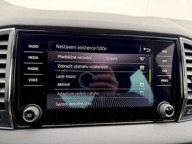 Škoda Karoq (2019) 2.0 TDI 110kW 4x4 Style ACC Si - fotka 18 z 35