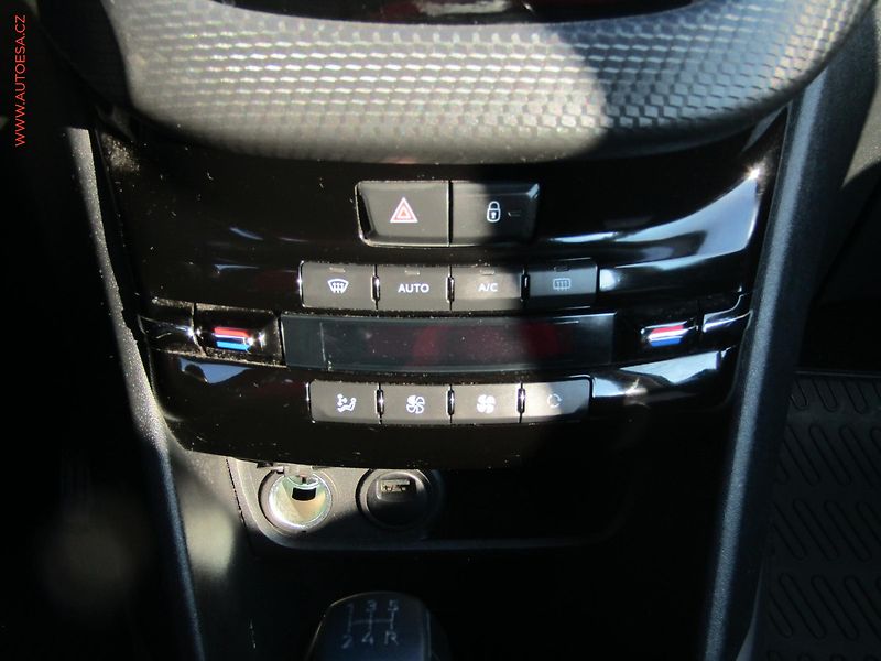 Peugeot 2008 (2018) 1.2 PT, ČR, Active - fotka 14 z 16