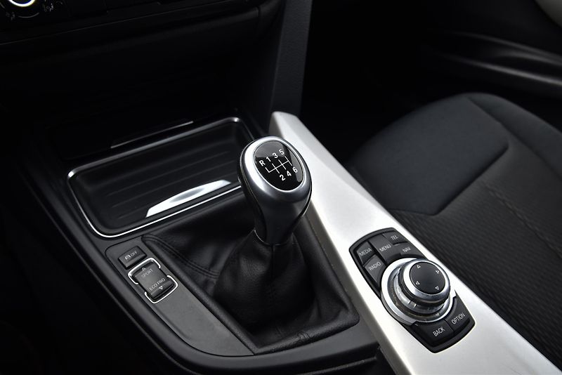 BMW Řada 3 318d (2.0) 6st, NAVI, ALU, PDC - fotka 30 z 51